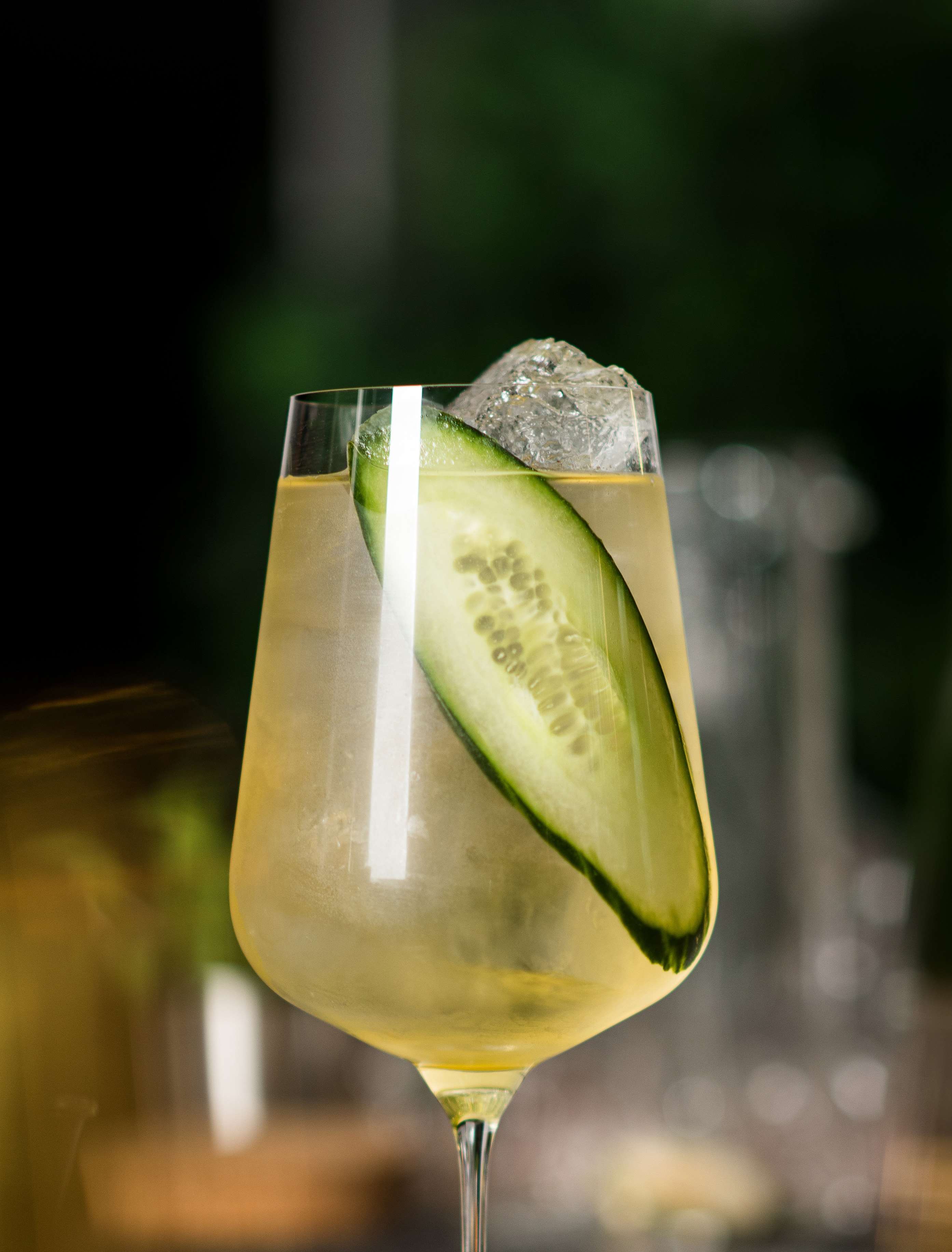 Participants réalisant des cocktails lors d’un atelier de mixologie en entreprise