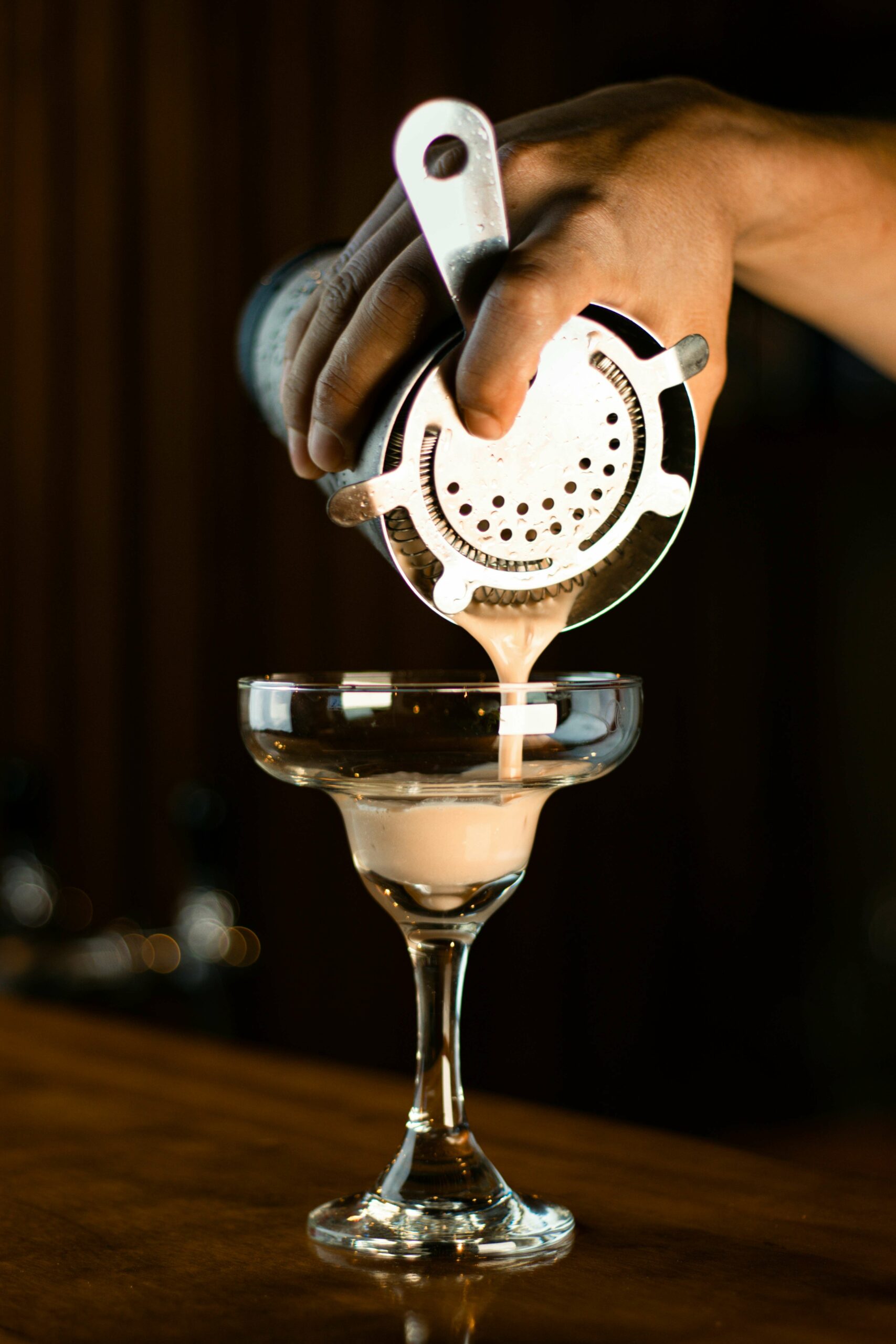 Des proches préparant des cocktails lors d’un atelier de mixologie